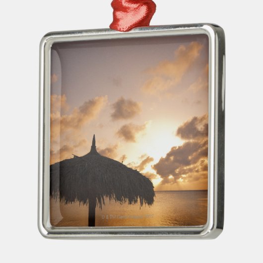 アルバの日没のビーチのpalapaのシルエット メタルオーナメント (左)