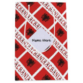 アルバニアとアルバニア国旗をタイルしたメパーソナライズされたディ ミディアムペーパーバッグ (正面)