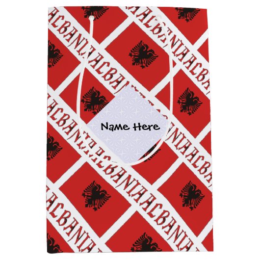 アルバニアとアルバニア国旗をタイルしたメパーソナライズされたディ ミディアムペーパーバッグ (正面)