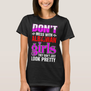 アルバニアの女の子はかわいらしく見ます Tシャツ
