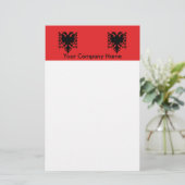 アルバニア国旗を掲げた文房具 便箋 (スタンド正面)