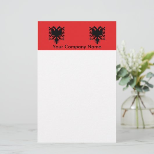 アルバニア国旗を掲げた文房具 便箋 (スタンド正面)