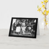 アルバニア1923年で編んでいる女の子 カード (黄色い花)