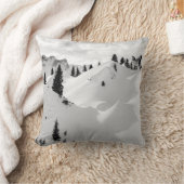アルパインの風景:雪のモミの木の山 クッション (ブランケット)