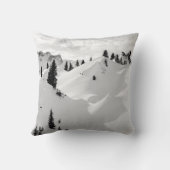 アルパインの風景:雪のモミの木の山 クッション (裏面)