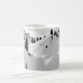 アルパインの風景：雪のモミの木の山 コーヒーマグカップ (中央)