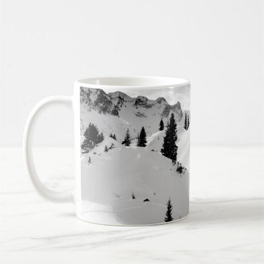 アルパインの風景：雪のモミの木の山 コーヒーマグカップ (左)