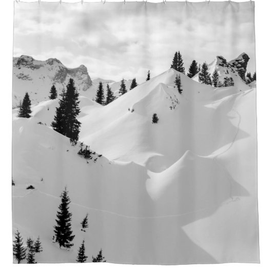 アルパインの風景:雪のモミの木の山 シャワーカーテン (正面)