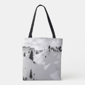 アルパインの風景：雪のモミの木の山 トートバッグ (裏面)