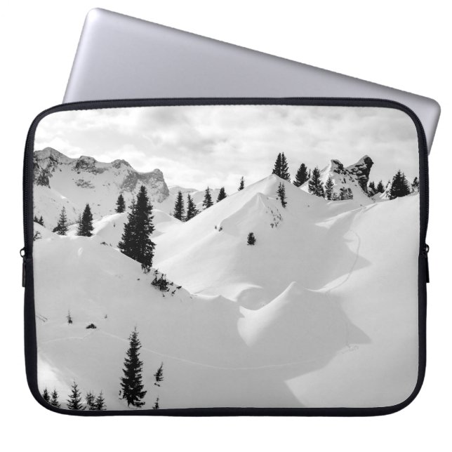 アルパインの風景：雪のモミの木の山 ラップトップスリーブ (正面)
