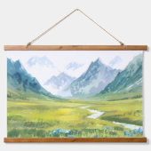 アルパインウィスパー – 山の下の草地 吊り下げ型タペストリー (正面)