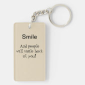 アルパカのスマイルは2味方されたKeychainのバッグのラベルを個人化します キーホルダー (裏面)