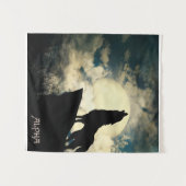 アルファウルフが夜の満月で泣いている タペストリー (正面(横))