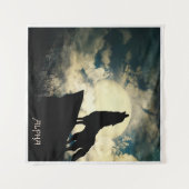 アルファウルフが夜の満月で泣いている タペストリー (正面(横))