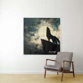 アルファウルフが夜の満月で泣いている タペストリー (インサイチュ)