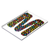 アルファベットで装飾された文字M ノートブック (左側)