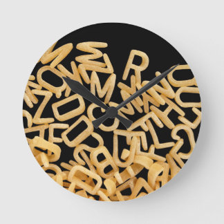 アルファベットのパスタの背景 ラウンド壁時計