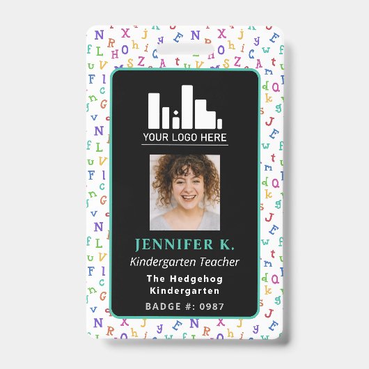 アルファベットカラフル先生写真とロゴ バッジ (正面)