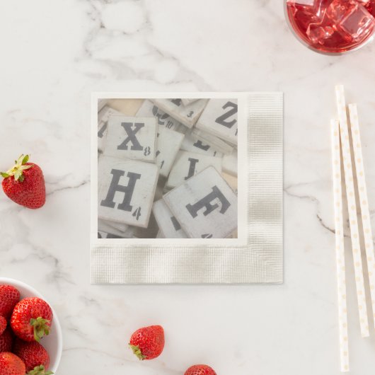 アルファベットゲームレタータイル 縁ありカクテルナプキン (インサイチュ)