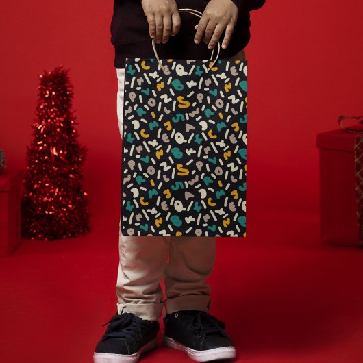 アルファベットランダム文字アート ミディアムペーパーバッグ