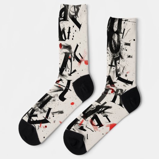 アルファベット文字を黒と赤で混ぜ合わせる ソックス (左)