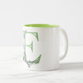 アルファベット文字Eラベンダーユーカリモノグラムの ツートーンマグカップ (正面右)