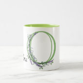 アルファベット文字O、水色ラベンダー植物学 ツートーンマグカップ (中央)