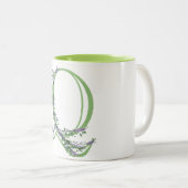 アルファベット文字Q、水色ラベンダーボタニカル ツートーンマグカップ (正面右)