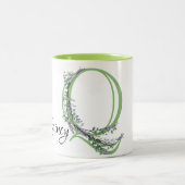 アルファベット文字Q、水色ラベンダーボタニカル ツートーンマグカップ (中央)