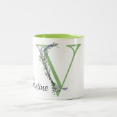 アルファベット文字V、水色ラベンダーボタニカル ツートーンマグカップ (中央)