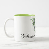 アルファベット文字V、水色ラベンダーボタニカル ツートーンマグカップ (左)