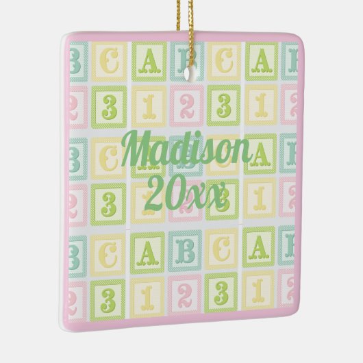アルファベパーソナライズされたット年名ピンクパステルズガール セラミックオーナメント (右)