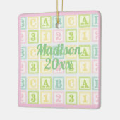 アルファベパーソナライズされたット年名ピンクパステルズガール セラミックオーナメント (左)