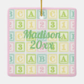 アルファベパーソナライズされたット年名ピンクパステルズガール セラミックオーナメント (裏面)