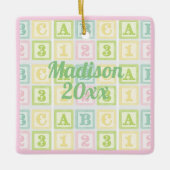 アルファベパーソナライズされたット年名ピンクパステルズガール セラミックオーナメント (正面)