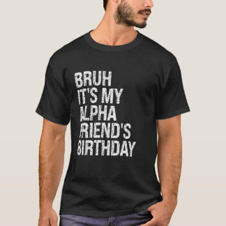 アルファ友達の誕生日をお祝いする王冠の冗談 Tシャツ
