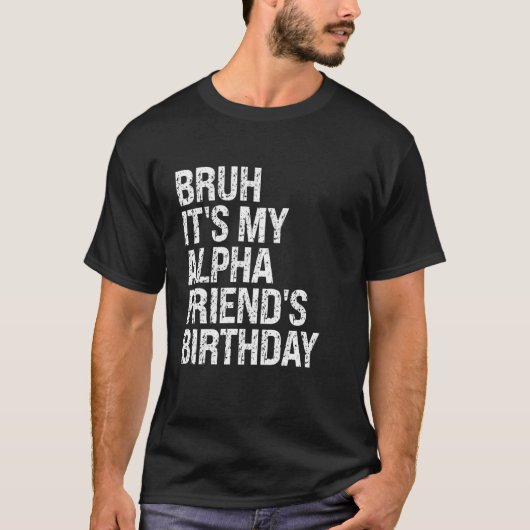 アルファ友達の誕生日をお祝いする王冠の冗談 Tシャツ (正面)