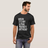 アルファ友達の誕生日をお祝いする王冠の冗談 Tシャツ (正面フル)