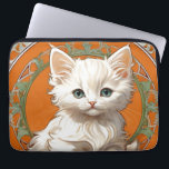 アルフォンスミュシャアールヌーボーホワイトキッテン ラップトップスリーブ<br><div class="desc">ラップトップスリーブはアールヌーボースタイルアルフォンスミュシャで白い子猫を登場!鋭い青い目を持つ美しい子猫が見る人を見詰める。オレンジ色の幾何学的な円と葉緑の輪と白い格子が子猫を囲む。猫好きやアールヌーボーのコレクターへの贈り物!</div>