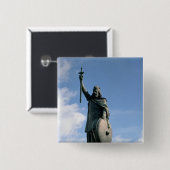 アルフレッドの彫像素晴らしいの 缶バッジ (正面&裏面)