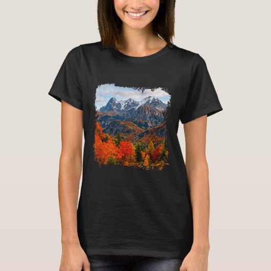 アルプスの秋の谷の山の峰の風景 Tシャツ (正面)