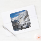 アルプス山脈と雪の中の教会 スクエアシール (封筒)
