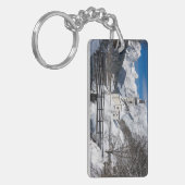 アルプス山脈を持つ雪の中の教会 キーホルダー (正面左)