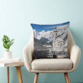 アルプス山脈を持つ雪の中の教会 クッション (椅子)