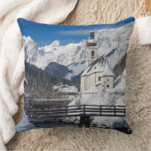 アルプス山脈を持つ雪の中の教会 クッション (ブランケット)