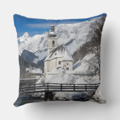 アルプス山脈を持つ雪の中の教会 クッション (裏面)