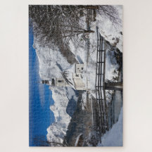 アルプス山脈を持つ雪の中の教会