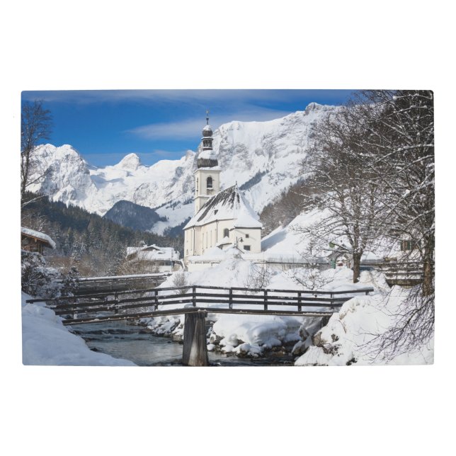 アルプス山脈を持つ雪の中の教会 メタルプリント (正面)