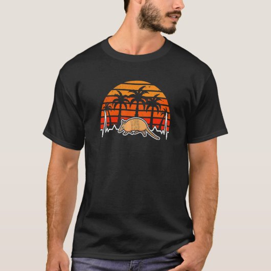 アルマジロの心拍 レトロ Tシャツ (正面)