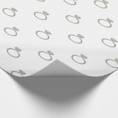 アルミニウムシルバーグレー婚約リングや輪オンホワイト ラッピングペーパー (角)